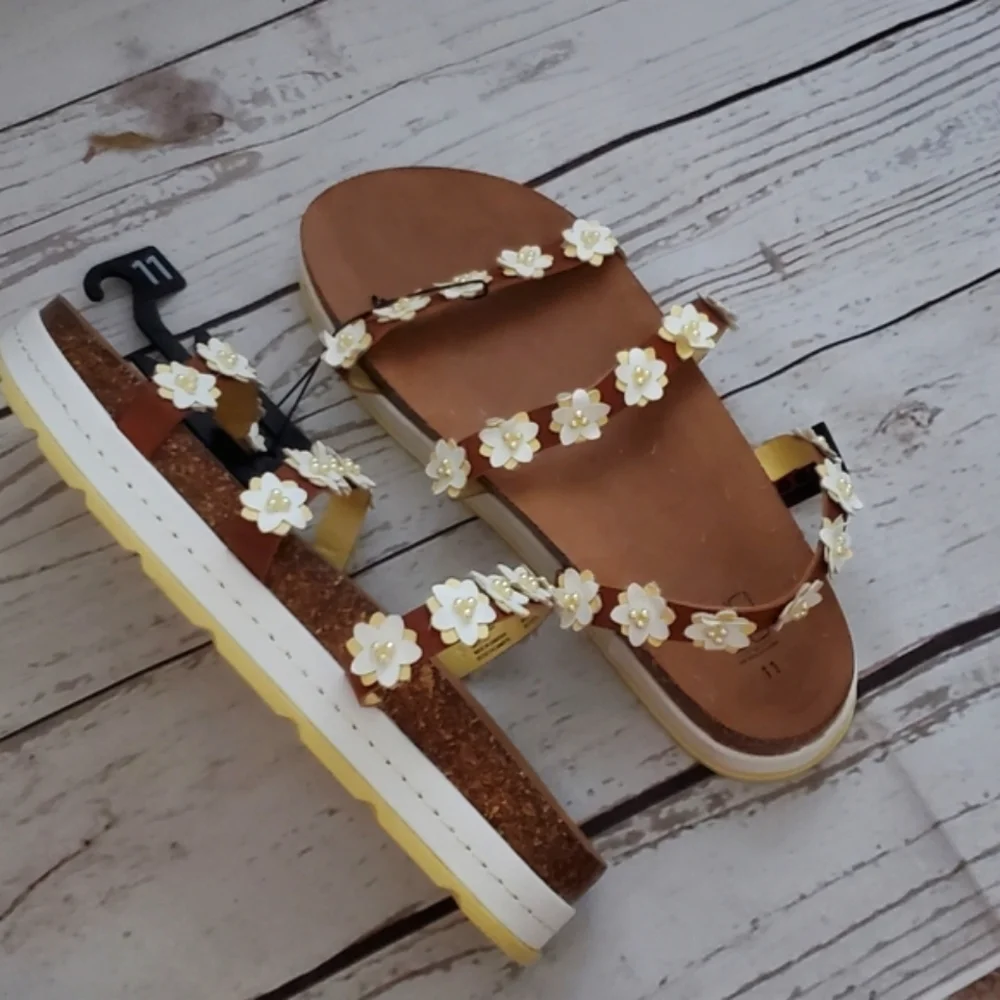 No Boundaries women's comfort foot bed sandals flowers, faux pearls yellow 11